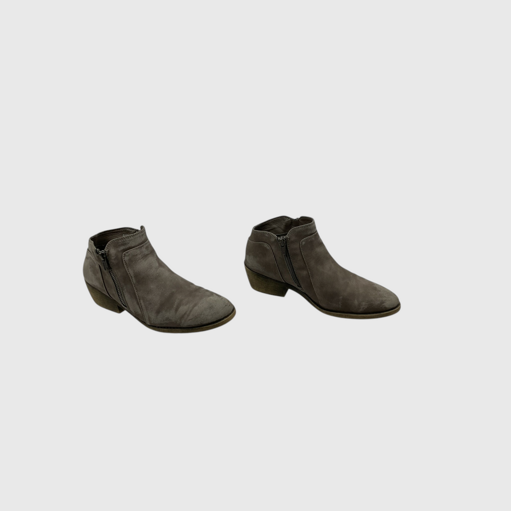A pair of women's ankle boots in dark gray suede, shown from the side against a light gray background.